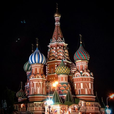 🇷🇺 #MyVikingStory #RedSquare at night. #КраснаяПлощадь Absolutely SPECTACULAR. Check out the video of birds near the #Kremlin. Thank you… Empire State, Empire State Building, Big Ben, Eiffel Tower, Thank You, Tower, Square, Birds, Red