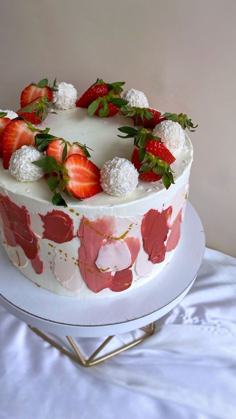 Drip Cake Designs, Fruit Cake Design, Decorate A Cake, Strawberry Shortcake Cake, Elegant Birthday Cakes, Mini Cakes Birthday, Summer Cakes, Creative Birthday Cakes, Strawberry Cakes