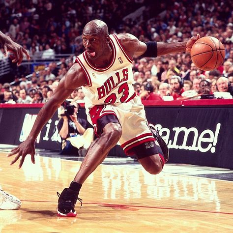 Girl Jordans, Michael Jordan Art, Michael Jordan Photos, Jeffrey Jordan, Michael Jordan Pictures, Julius Erving, Michael Jordan Basketball, Bola Basket, Sport Nutrition