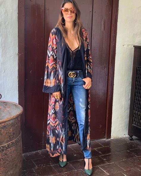 Dressy Kimono Outfit, Kimono Jeans Outfit, Long Kimono Outfit Dressy, Maxi Kimono Outfit, Outfits With Kimonos, Kimono With Dress Outfit, Kimono Fashion Street Style Casual, Kimono Outfit Summer, Kimonos Outfits