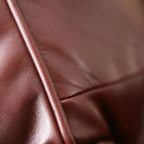 Keep your leather couch looking nice by removing wrinkles. Couch Stains, Cleaning Leather Couch, Leather Couch Repair, Couch Repair, Faux Leather Couch, Cleaning Leather, Remove Water Stains, Best Leather Sofa, Foto Transfer