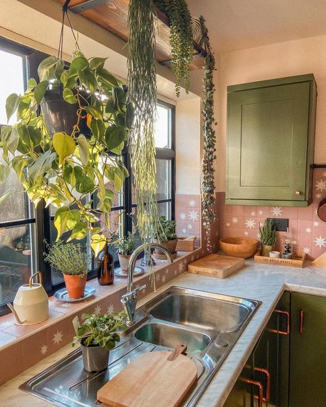 The Spruce on Instagram: “Plants belong in the kitchen, too! (via @lifeatstaustell). #TheSpruce” Jungle Kitchen Ideas, Jungle Kitchen, Green Kitchen Decor, Jungle Design, Vintage Apartment, The Spruce, Tree House Decor, Beautiful Sunshine, Kitchen Transformation