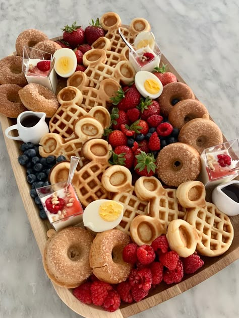 Finger Foods Board, Mickey Waffle Bar, Mini Donut Charcuterie Board, Disney Sleepover Ideas, Breakfast Board Ideas Mornings, Charcuterie Board Disney, Cute Food Boards, Disney Brunch Ideas, Preppy Food Ideas