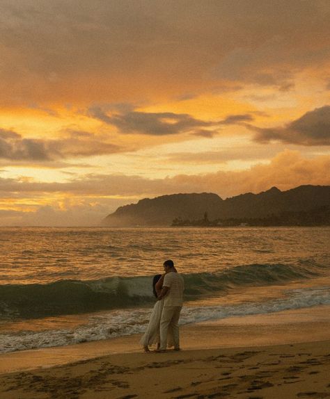 #fanfiction Engagement Shoot On Beach, Engagement Photos Hawaii, Hawaii Couples Photoshoot, Hawaii Engagement Pictures, Hawaii Couple Pictures, Sunset Couple Photography, Hawaii Engagement Photos, Pre Wedding Praia, Engagement Photo Shoot Beach