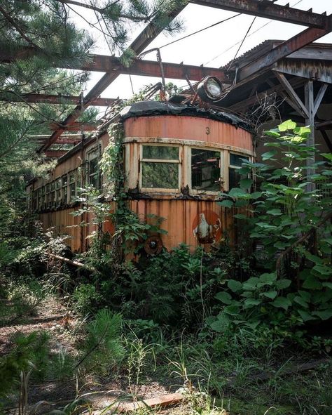 Abandoned Train Station, Abandoned City, Abandoned Train, Yamagata, Visual Aesthetics, Abandoned Buildings, Train Tracks, Abandoned Houses, Post Apocalyptic