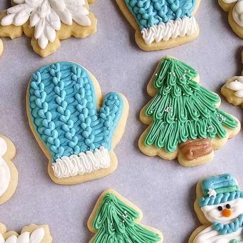 Sara's CUPCAKES on Instagram: "Winter snowy vibes ☃️❄️🌲 #snowmancookies #mittencookies #treecookies #snowflakecookies #wintercookies #customcookies #sugarcookies #buttercreamcookies #sarascupcakesoflakecity #lakecityiowa" Buttercream Snowflake Cookies, Christmas Cookies Decorated With Buttercream, Buttercream Frosting Christmas Cookies, Winter Themed Cookies, Christmas Buttercream Cookies, Christmas Cookies Buttercream, Buttercream Cookies Decorated, Buttercream Christmas Cookies, Sugarcookies Christmas