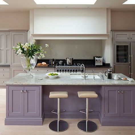 Glamorous grey and purple kitchen with island - Lots of pretty designs on this site Purple Kitchen Cabinets, Kitchen Purple, Grey Island, Lavender Kitchen, Серая Кухня, Purple Kitchen, Kitchen Gallery, Island Kitchen, Pretty Designs