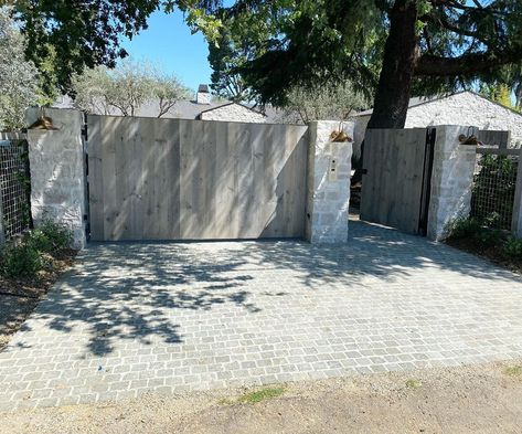 House Fence Design, Stone Driveway, Driveway Entrance, Driveway Design, Front Gate, Wooden Gates, Front Gates, Entry Gates, Driveway Gate