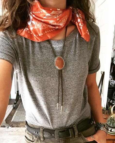 insta: @desertpearlemporium Bolo tie #texas #western #vintage Bolo Tie Women Outfit Summer, Styling A Bolo Tie, Men’s Bolo Tie Outfit, Women In Bolo Ties, Women’s Bolo Tie, How To Style Bolo Tie, Outfit With Bolo Tie, Bolo Tie Men Outfit Casual, How To Style A Bolo Tie Women