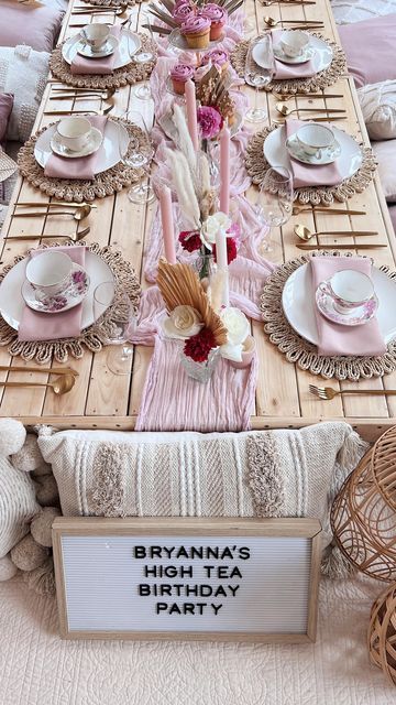 Pink High Tea Table Setting, High Tea Picnic Ideas, Picnic High Tea, High Tea Table Set Up, High Tea Astetic, Hens Party High Tea, Yea Party Set Up, High Tea Birthday Party Ideas, High Tea Set Up