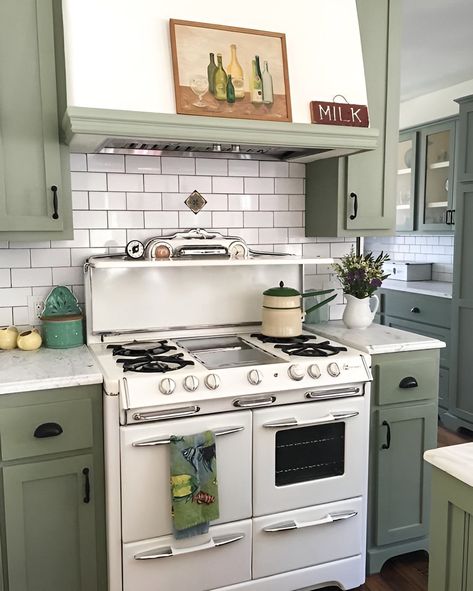 1900s Kitchen, 1920s Kitchen, 1920s Bungalow, Bungalow Kitchen, Update Cabinets, Vintage Stoves, Green Kitchen Cabinets, Cottages And Bungalows, Charming Kitchen