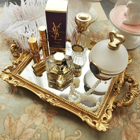 Cozy Room Ideas, Vintage Vanity Decor, Room Ideas For Men, Vintage Vanity Tray, Room Ideas For Men Bedroom, Men Bedroom, Home Decor Cozy, Perfume Display, Perfume Organization