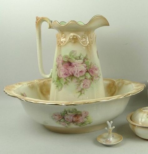 Staffordshire pottery toilet set decorated with roses. Antique Pitcher, Kitchen Ornaments, Porcelain Pitcher, World Decor, Vintage Pitchers, Pitcher Set, Biscuit Jar, Pattern Glass, Antique China