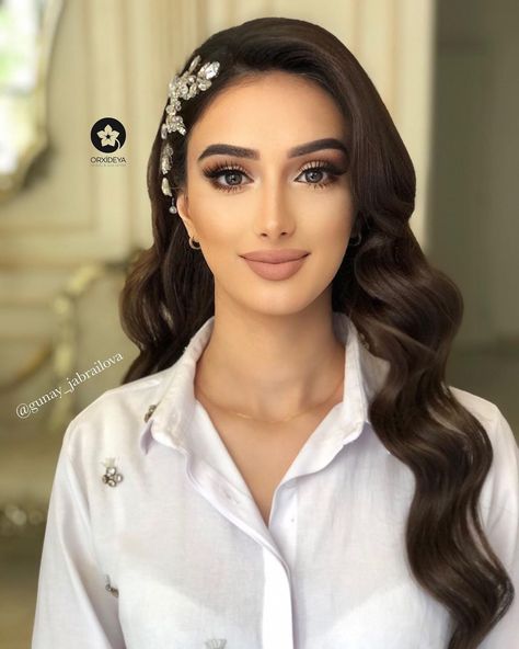 Bridal Hairstyles Flowers, Bride Hair And Makeup Wedding Day, Bridal Hair And Makeup Brunette, Peinados Para Graduacion Sueltos, Bold Bridal Makeup, Romantic Bridal Makeup, Makeup Novia, Elegant Bridal Makeup, Brides Hairstyles