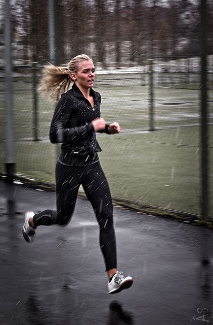 rain or shine ~ to have this drive is awe-inspiring Running In Snow, Running In The Rain, I Love To Run, Marathon Training Plan, Lady Antebellum, Sweat It Out, Running Socks, Girl Running, Running Leggings