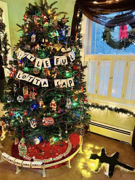 Christmas Vacation Tree Theme, Christmas Vacation Theme Tree, National Lampoons Christmas Vacation Diy, Lampoon's Christmas Vacation Decorations, Nation Lampoons Christmas Vacation, Griswold Christmas Party, Christmas Vacation Costumes, Tacky Christmas Party, Christmas Vacation Party