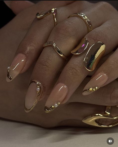 Gold Prom Nails Almond, Gold Acrylics Almond, Roaring 20s Nail Ideas, Gold Oval Nails, Nails With Gold Dress, Gold Aesthetic Nails, Golden Birthday Nails, Sade Nails, Formal Nail Ideas