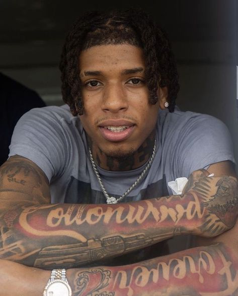 Nle Choppa And Clover, Nle Choppa Tattoo Arm, Nle Choppa Dreads, Nle Choppa Tattoo, Rappers Tattoos, Lowkey Rapper, Dreadlocks Men, Dread Hairstyles For Men, Nle Choppa