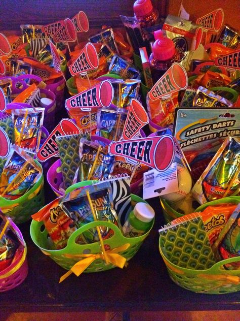 Cute Cheerleader Gifts!! Perfect for competition :) Cute Cheer Goodie Bag Ideas, Diy Cheer Team Gifts Cute Ideas, Healthy Cheer Snacks, Cheerleader Spirit Gifts, Cheer Gifts For Competition, Homecoming Gifts For Cheerleaders, Cheer Party Ideas, Cheerleader Gifts For Team, Cheerleading Gifts For Team