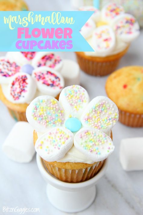 Marshmallow Flower Cupcakes - Funfetti cupcakes with sprinkled marshmallow flowers perfect for spring! Fun Cupcakes For Kids, Marshmallow Flower Cupcakes, Marshmallow Flower, Cupcakes For Kids, Easter Cupcakes Easy, Easy Cupcakes Decoration, Marshmallow Cupcakes, Marshmallow Flowers, Marshmallow Chocolate