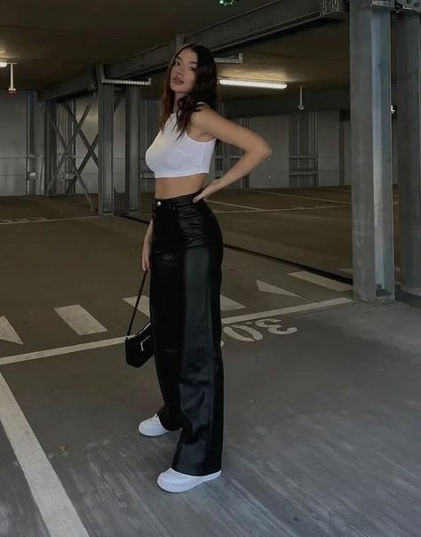 Leather Pants Outfit With Heels, Teenage Clothing, Slay Outfits, Leather Pants Outfit, Fiesta Outfit, Minimal Outfit, Looks Street Style, Latest African Fashion Dresses, Casual Style Outfits