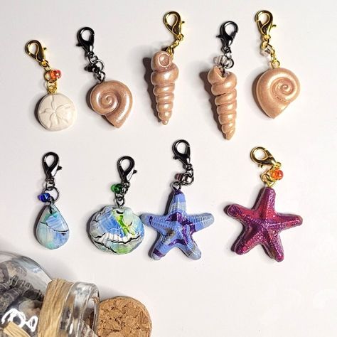 Polymer Clay And Shells, Cute Polymer Clay Jewelry, Clay Charms Bracelet, Clay Charms Necklaces, Polymer Clay Charm Ideas, Clay Charms Diy, Clay Charm Ideas, Clay Gift Ideas, Diy Necklace Charms