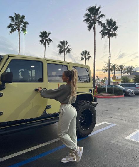 Car Poses, Girly Car, Summer Ootd, Jeep Girl, Street Look, Outfit Look, My Dream Car, Urban Outfits, Fashion Summer