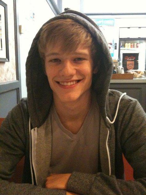 Lucas Till Male Face Claims, Skandar Keynes, Angus Macgyver, Chili Bar, Lucas Till Macgyver, Macgyver 2016, Isabel Lucas, Sam Riley, Lucas Till