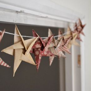 DIY Star Garland Christmas crafts - Girl about townhouse. Love this rustic look! Diy Star Garland, Star Garland Christmas, Diy Star, Origami Star, Homemade Christmas Decorations, Star Garland, Origami Stars, Diy Origami, Crafts For Girls