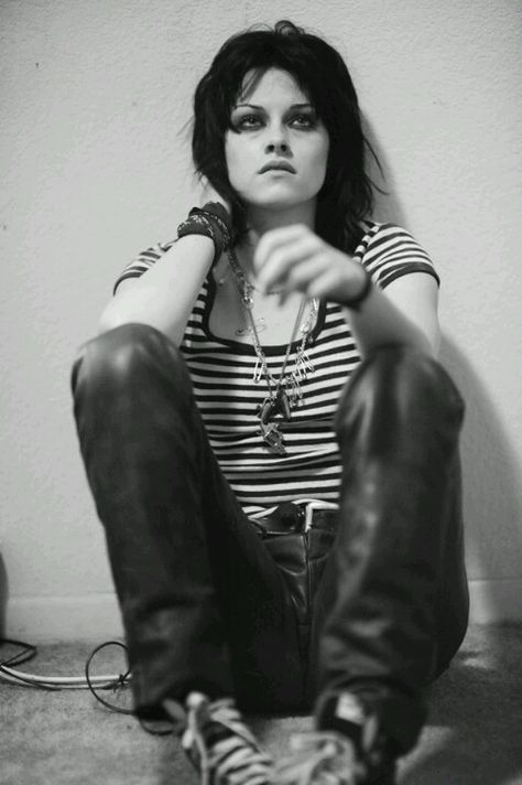 Kristen Stewart in The Runaways Kd Tattoo, Krissy Taylor, The Runaways, Dakota And Elle Fanning, Kristin Stewart, Kristen Stewart Style, Joan Jett, Elle Fanning, Kristen Stewart