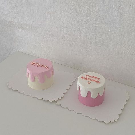 Tiny Cakes Ideas, Tiny Cake, Chocolate Dipped Marshmallows, Cold Coffee Recipes, Tiny Cakes, Korean Cake, Simple Cake Designs, Mini Cakes Birthday, Simple Birthday Cake