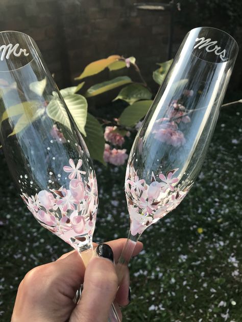 Rustic pink hand painted champagne flutes Diy Painted Champagne Flutes, Champagne Flute Painting, Champagne Glass Painting Ideas, Champagne Glass Painting, Painted Champagne Glasses, Painted Champagne Flutes, Hand Painted Champagne Flutes, Tangled Wedding, Baby Brunch