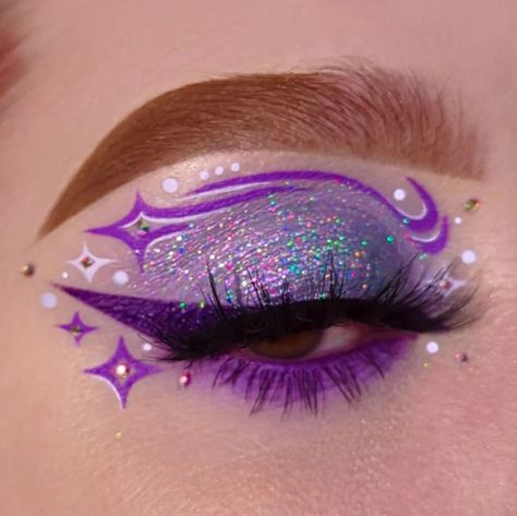 Cat Eye Purple Eyeshadow Looks Purple Creative Makeup, Maximalist Makeup Looks, Firework Makeup, Bisexual Makeup, Cool Eye Makeup, Спонж Beauty Blender, Purple Eyeshadow Looks, Cute Eye Makeup, Graphic Makeup