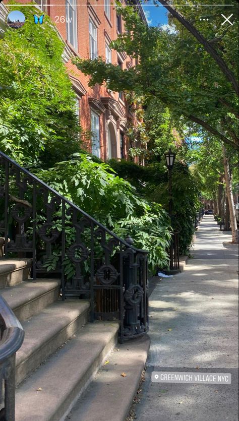 Greenwich Aesthetic, New York Instagram, Nyc Dream, New York Brownstone, Greenwich Village Nyc, Nyc Baby, Nyc Aesthetic, Scenery Pictures, Nyc Life