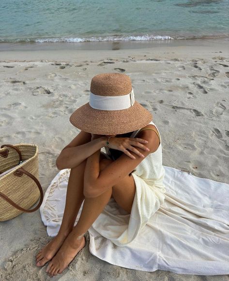 Hat Outfits For Women Summer, Casual Brunch Outfits, Classy Beach Outfit, Spring Vacation Outfits, Winter Vacation Outfits, Mexico Vacation Outfits, Outfits For Spain, Tropical Vacation Outfits, Casual Brunch Outfit