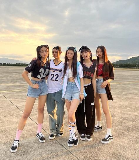 Kpop Fashion Inspo Outfits, New Jeans Kpop Outfits, Newjeans Styles, New Jeans Group Photo, New Jeans Group, Newjeans Group Pics, Newjeans Outfits Kpop, New Jeans Outfit Kpop, New Jeans Hype Boy