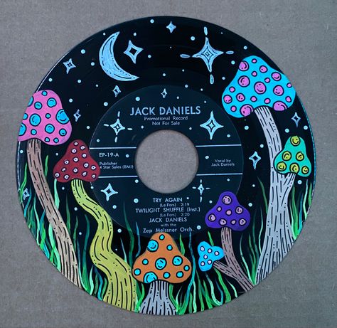 Painted Vynil Ideas, Vinyl Painting Ideas Aesthetic, Painting Ideas On Records, Vinyl Record Art Diy, Vynil Paint Ideas, Vinyl Record Diy, Record Art Ideas, Record Painting Ideas Hippie, Record Painting Ideas Mushrooms