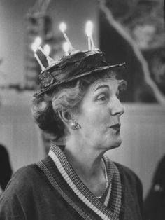 Vintage Birthday. woman with cake hat. Silly Hats, Happy Birthday Vintage, Happy Birthday Art, Crazy Hats, Retro Images, Birthday Meme, Vintage Birthday, Happy B Day, Birthday Pictures