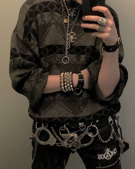 0ed9422357395a0d4879191c66f4faa2 Masc Goth Outfits, Masc Goth, Ace Aesthetic, Gothic Fits, Outfits Punk, Trans Masc, Emo Fits, Masc Outfits, Alt Outfits