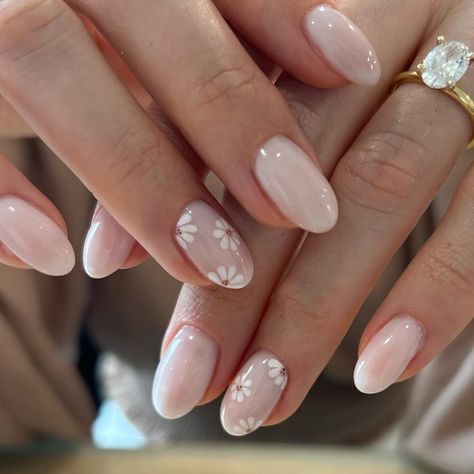 Pretty wedding nails inspo🌼 @_nailgirlshae #weddingnails #flowernails #weddingdaisynails #weddingplanning #weddinginspo #weddingpbeauty #weddingideas #weddinginspiration #bridetobe #pinkdaisynails Milky Nails, Subtle Nails, Simple Gel Nails, Casual Nails, Cute Gel Nails, Bride Nails, Short Acrylic Nails Designs, Oval Nails, Neutral Nails