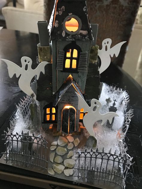 Haunted House Box Craft, Halloween Crafts Haunted House, Haunted House Cardboard Box Ideas, Haunted House Table Centerpiece, Diorama Ideas House, Diy Haunted House Craft, Felt Haunted House, Haunted House Diy Decoration, Diy Haunted House Decor