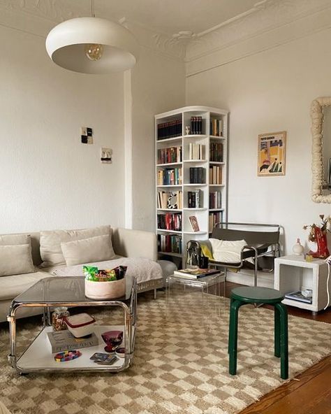 Chrome Living Room Decor, Chrome Decor Living Room, Bauhaus Interior Living Room, Carpeted Living Room Ideas Apartment, Spaceage Interior, Bauhaus Interior Design Living Rooms, Chrome Bookshelf, Bauhaus Design Interior, Chrome Living Room