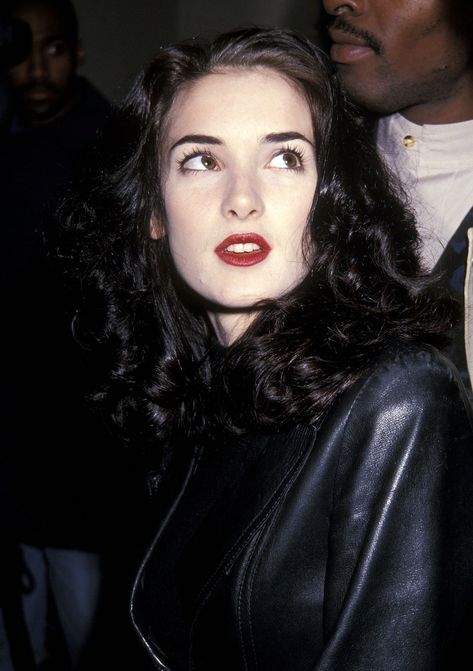 Winona Ryder Brown Hair, Wynonna Ryder 90’s, Girl Interrupted Winona Ryder, Winona Ryder Style 90s, Winona Ryder Fashion, Winona Ryder Aesthetic, Winona Ryder 90s Short Hair, Wynonna Ryder, Winona Ryder Hair