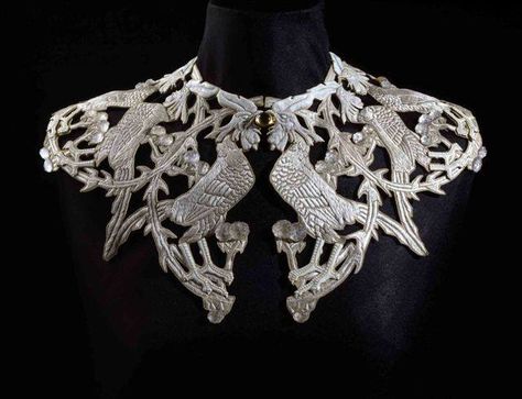 Lalique collar Lalique Jewelry, Bijoux Art Deco, Bijoux Art Nouveau, Rene Lalique, Birds And Flowers, Neue Outfits, Art Nouveau Jewelry, 가을 패션, Fantasy Fashion