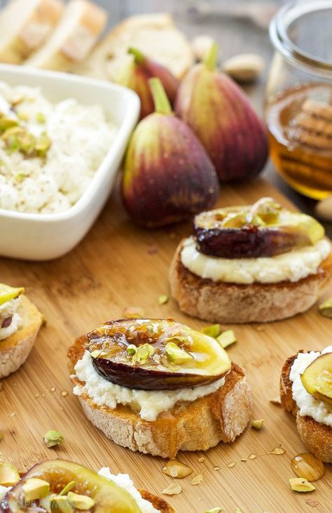 Fig And Ricotta, Ricotta And Honey, Fig Appetizer, Ricotta Crostini, Honey Breakfast, Toasted Crostini, Crostini Appetizers, Crostini Recipes, Nice Recipes