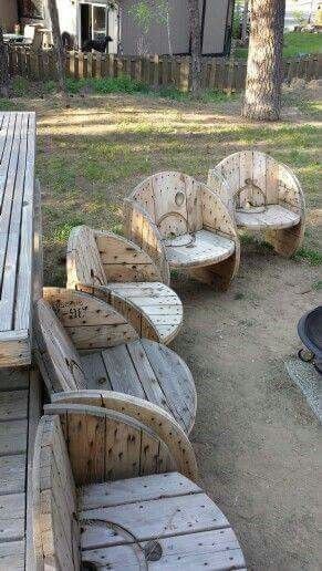 Projects With Wooden Spools, Spool Furniture Outdoor, Spools Diy Projects, Spool Halloween Ideas, Spool Furniture Ideas, Things You Can Do With Pallets, Wooden Garden Furniture Ideas, Wooden Spool Bench, Wire Spool Garden Ideas