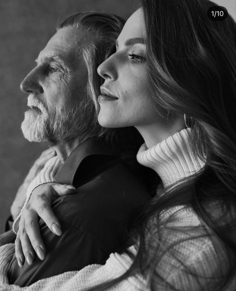 Older Family Photography, Father Daughter Poses, Mother Daughter Photography Poses, Father Daughter Photos, Daughter Photo Ideas, Studio Family Portraits, Family Photo Studio, Father Daughter Photography, Family Studio Photography