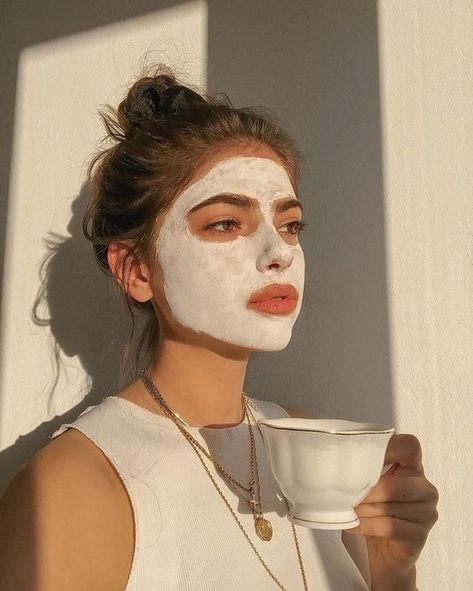 Pool Photoshoot, Face Mask Aesthetic, Party Make-up, Mask Aesthetic, Face Mask Fashion, Healthy Lifestyle Inspiration, Fashion Face Mask, Facial Mask, Insta Photo Ideas