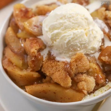 Apple cobbler in a white bowl topped with vanilla ice cream. Snickerdoodle Apple Cobbler, Apple Cobbler Recipe, Desserts With Few Ingredients, Apple Cream, Pastas Recipes, Cobbler Topping, Apple Cobbler, American Pie, Dessert Ingredients