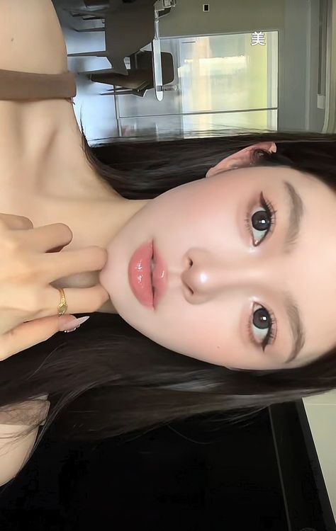 Warm Tone Makeup Korean, Id Photo Aesthetic, New Jeans Makeup, Makeup Looks Korean, Makeup Looks Asian, Igari Makeup, Makeup Asia, No Make Up Make Up Look, Makeup Asian